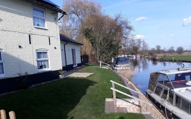 Cottage - Sleeps 3, Parking & Fishing