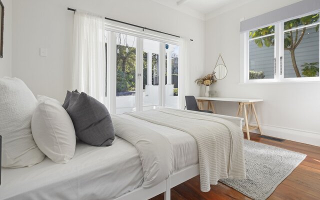 Grey Lynn - Grandeur - Cafe Lifestyle