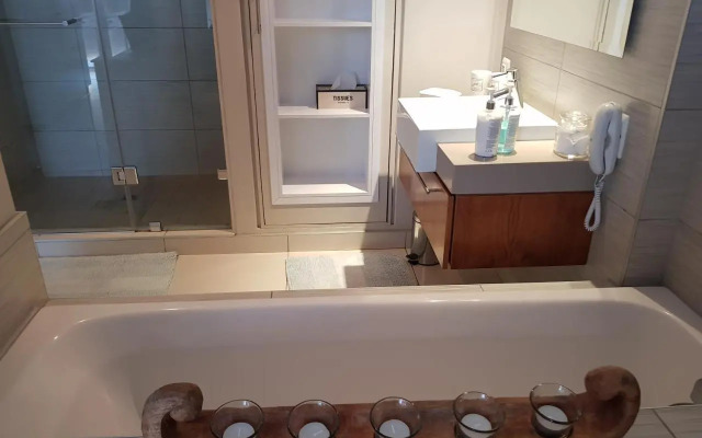 Harbour Bridge Suite 220