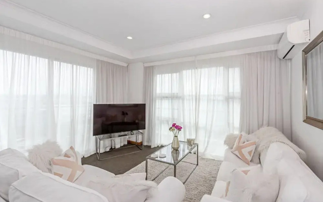 Panoramic Views - 2 Bedroom Sub-Penthouse