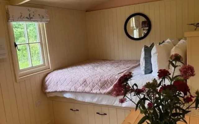 Shepherdshut-cotswolds-petfriendly-woodburner