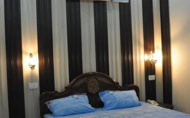 OYO 6370 Hotel Golden Woods