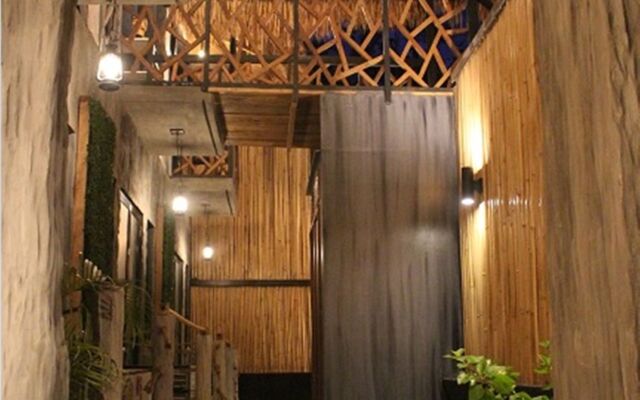 The Cavern Pod Hotel & Specialty Café - Hostel