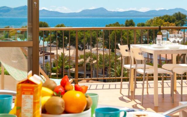 Apartment The Shell II, beach views and pool