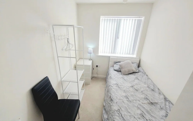 Room in Guest Room - Single Room in 3-bed Home, Full Kitchen, Shared Bathroom