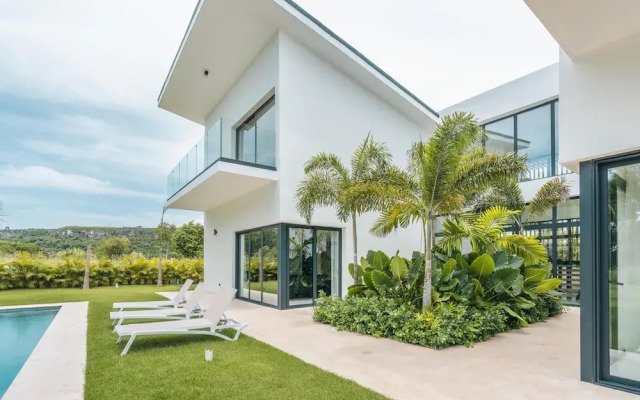 Magnificent Villa With Golf Cart Maid at Caleton