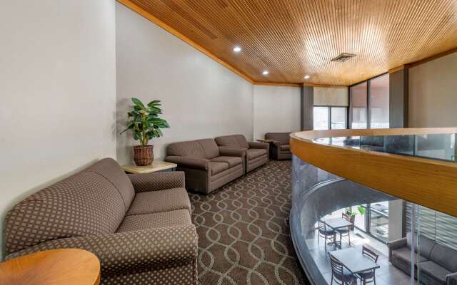 Econo Lodge Inn & Suites