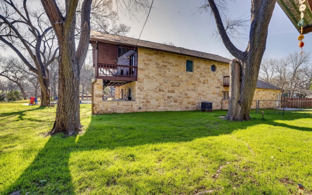 Seguin Riverfront Retreat: Fishing Dock + Kayaks!