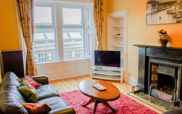 Newly Furnished Flat on Leith Walk, Sleeps 4