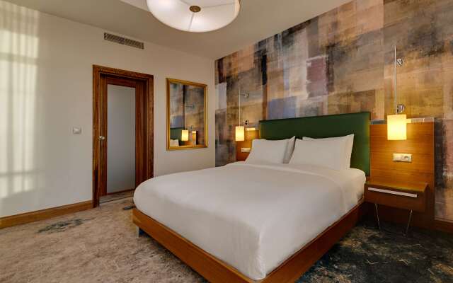 DoubleTree by Hilton Hotel Van