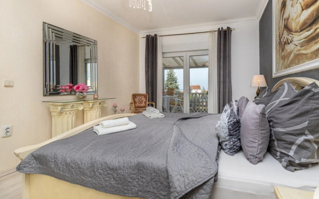 Deluxe Apartment Sandra 1200m From Beach