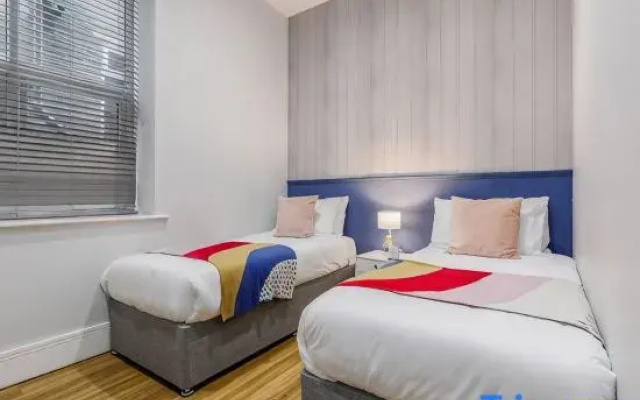 Spacious Seaside 2-Bed Apt w/ Free Gym & Parking