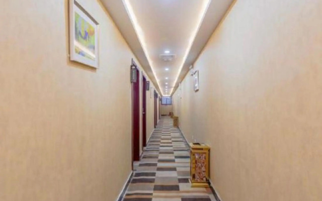 鸿晟云栖酒店(西安航天城凤栖原地铁站店)