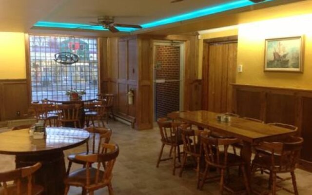 Loyalist Inn & Suites