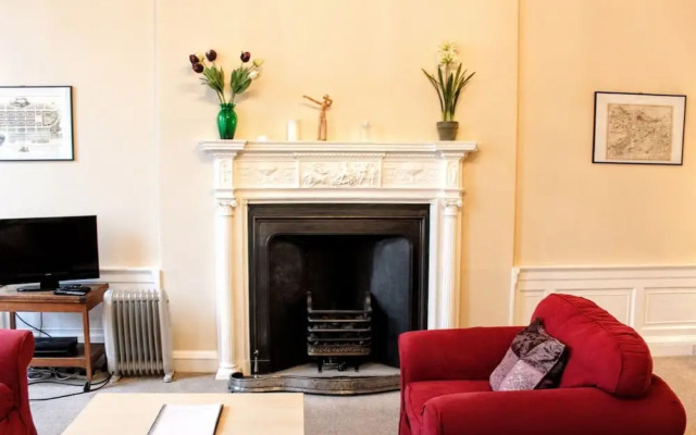 Traditional Georgian Flat in New Town, Sleeps 5-6
