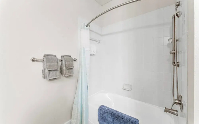 Prime Soco 2BR King Suite w Gympickleballlaundry