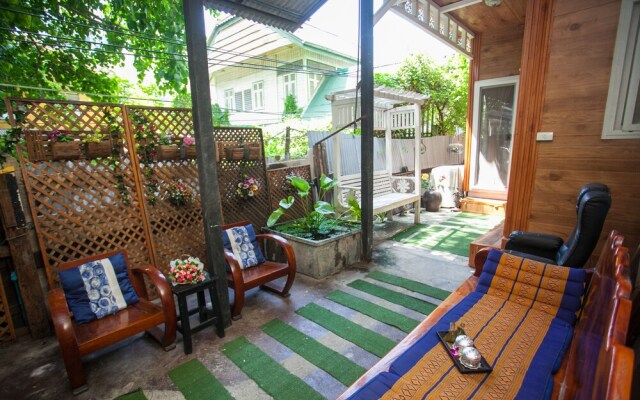 Laksameenarai Guesthouse - Hostel