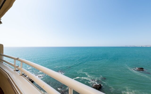Costa Quebrada - Beachfront 3BR Apartment With Huge Terrace & Sea Views