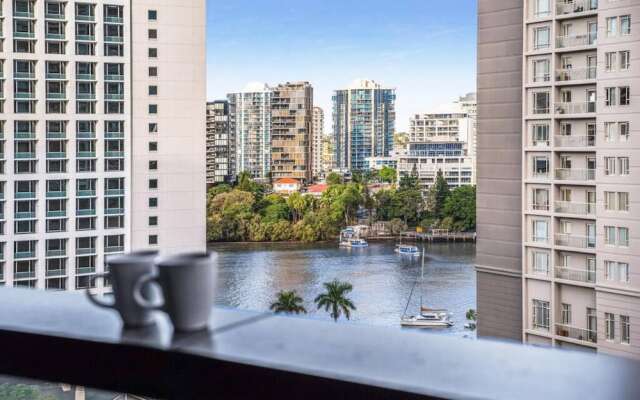 2BR Luxury Skytower CBD Pool Gym Netflix