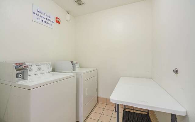Motel 6 Dallas - Irving DFW Airport South