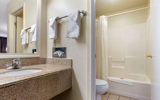 Econo Lodge Pearl