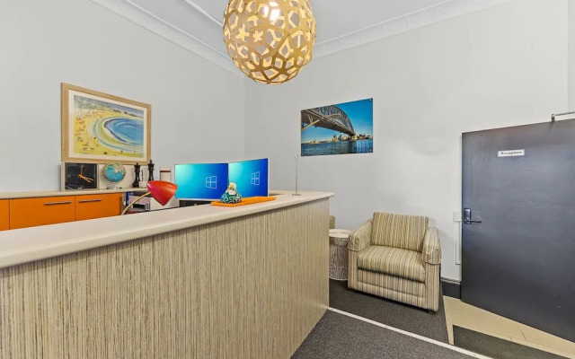 London Plane Backpackers - Hostel