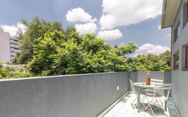 1BR Top Floor in an Art Deco Building!