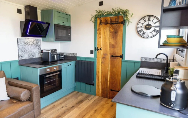 Willows Rest - 1 Bed Shepherd's Hut - Pentlepoir
