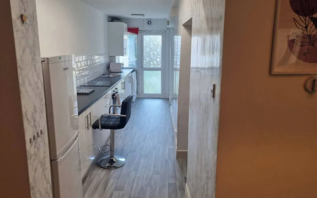 Gillingham 4-bed Stay - Wifi, Parking, Ldn Access