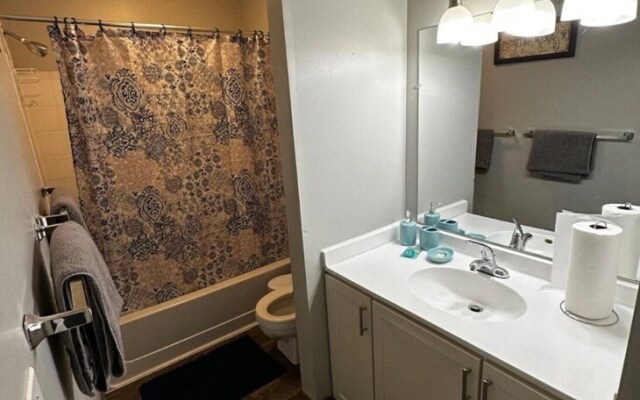 New-20p off-Uptown Love MPLS next to Fun