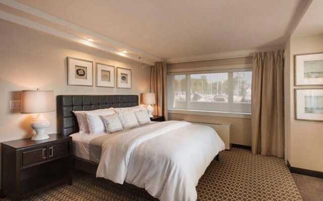 Fathoms Hotel & Marina