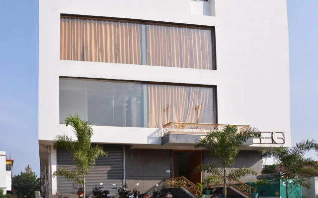 Super OYO Collection O 76597 Sayhallo Kanchan