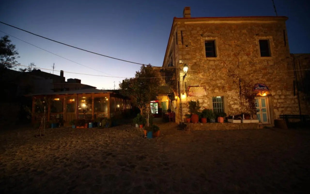 Pyrgos Houses and Restaurant