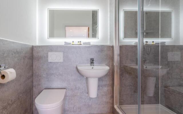 Central Penthouse with Hot Tub & Views 22