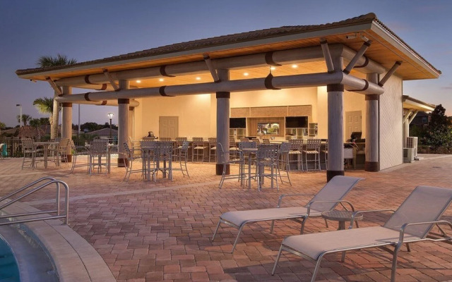 Opulent Villa, 10 Min to Disney, Pool & Spa