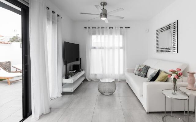 Urban Chill House with Terrace, BBQ & Wifi in the centre by Holidays Home