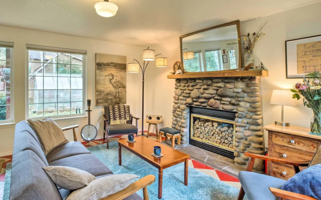 Charming Rockaway Beach House, Walk to Ocean!