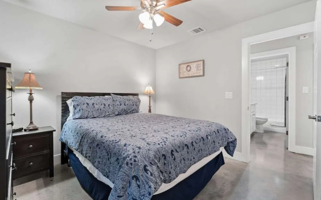 Peaceful Cottage w/ Grill Mins to Lake Travis