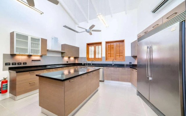 Sunny Vacation Villa 80
