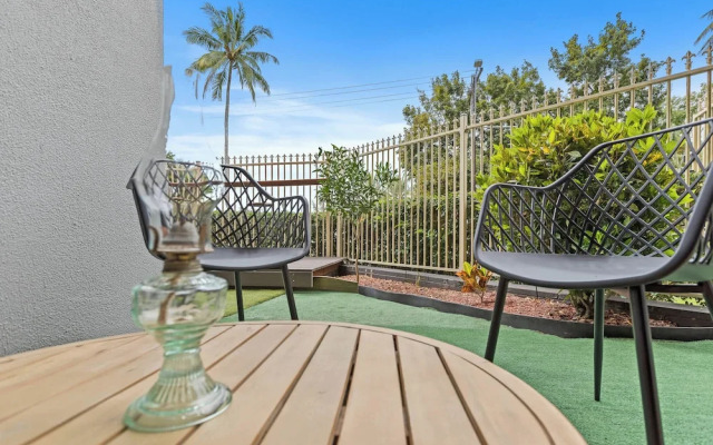 Rainforest Reef Retreat - Esplanade Ground-floor Apartment