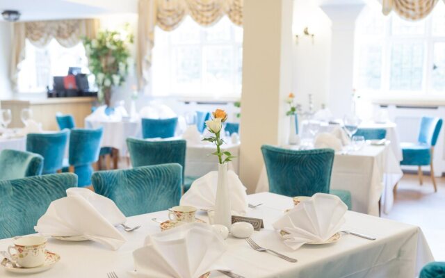 De Rougemont Manor Hotel & Suites