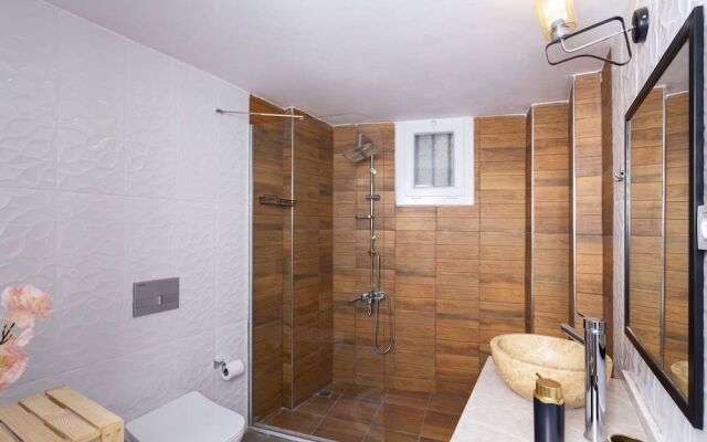 8 Rooms House