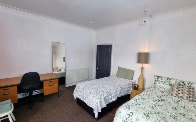 Spacious 4-bed House Great Location Coventry