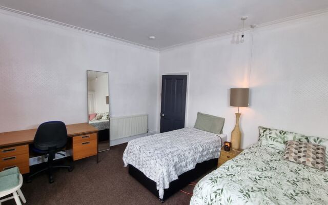 Spacious 4-bed House Great Location Coventry