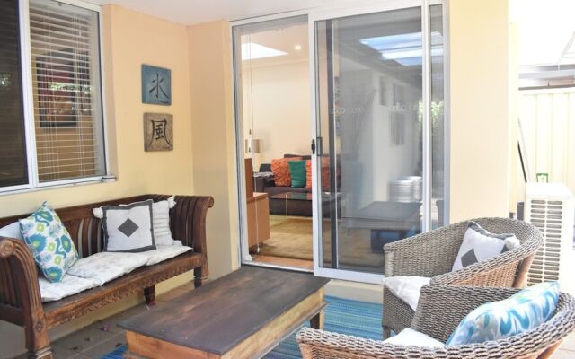 Modern 2 Bedroom Unit Close to CBD