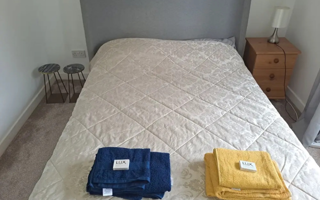 Garden-parking-3 Guests-wifi-20minsgatwick
