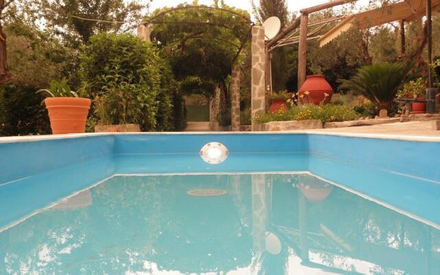 Ampoulos Rooms & Apartments