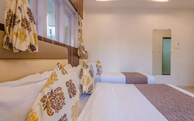 OYO 10217 Hotel Golden Palms