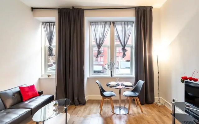 Stunning Newly Furnished Ground Floor Apartment