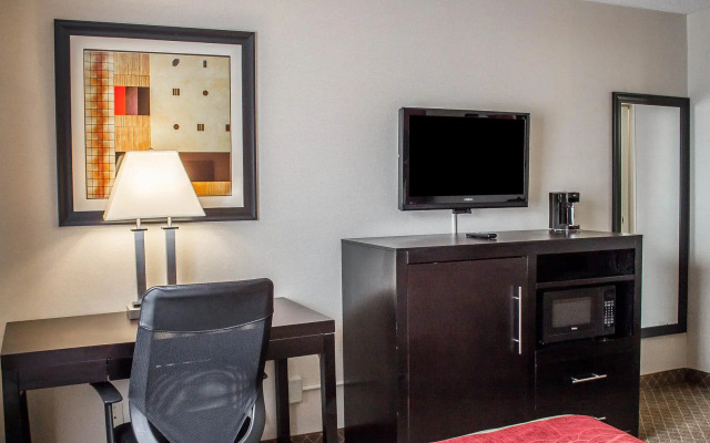 Norwood Inn & Suites North Conference Center